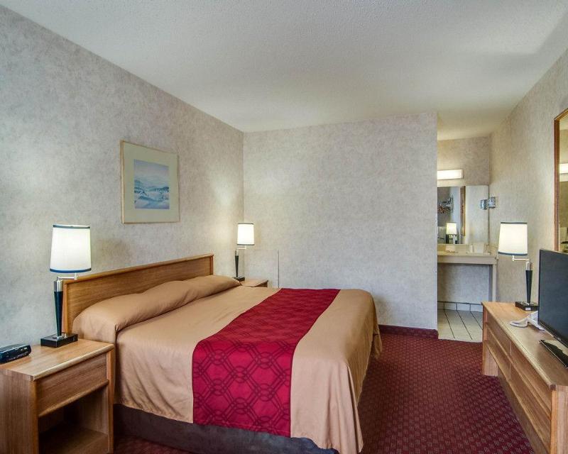 Econo Lodge East Staunton - photo 4