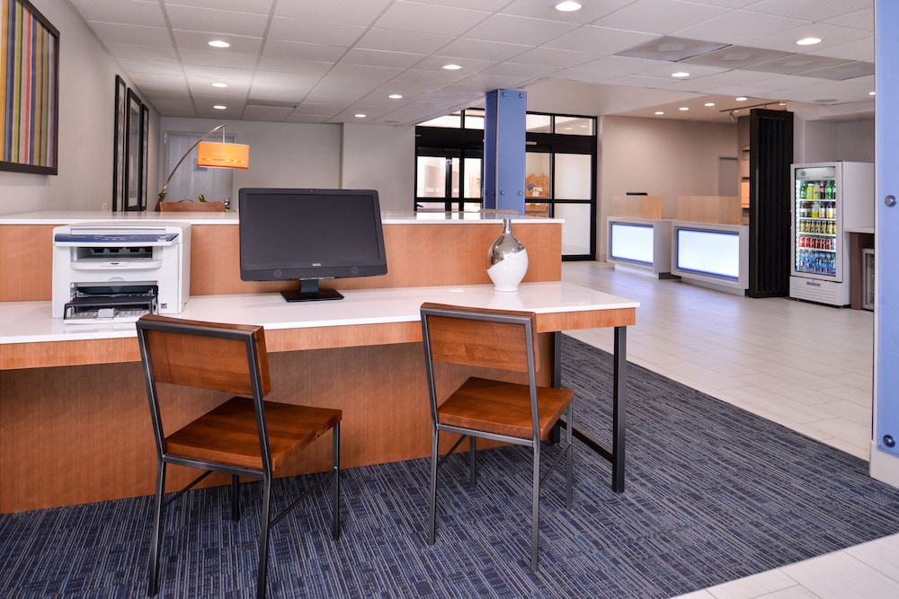 Holiday Inn Express Hotel & Suites Elgin by IHG - photo 30