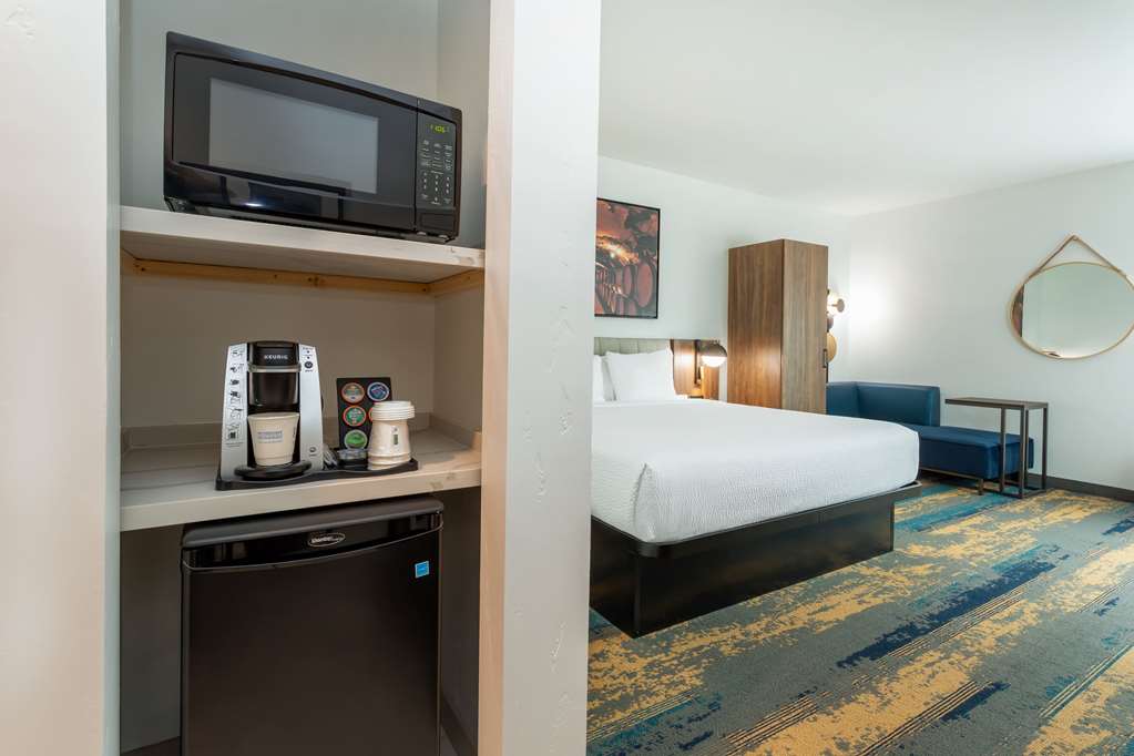 La Quinta Inn & Suites by Wyndham Galt Lodi North - photo 24