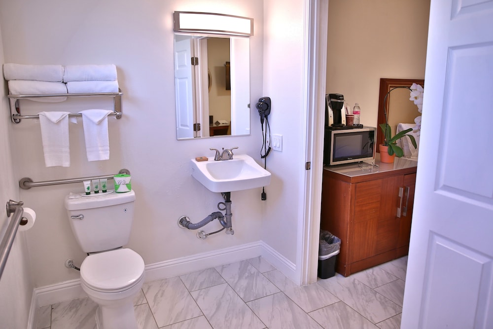 Travelodge by Wyndham Crescent City - photo 13