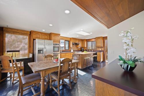 221W 221 Whittley in Avalon, United States