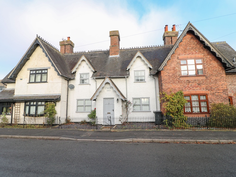 7 The Village — 4-Star Luxury Hotel in Ilkeston, United Kingdom