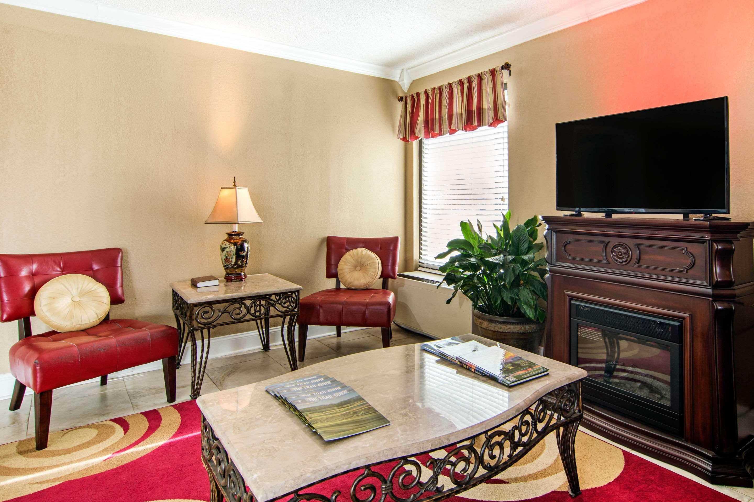Econo Lodge Madison Airport - photo 31