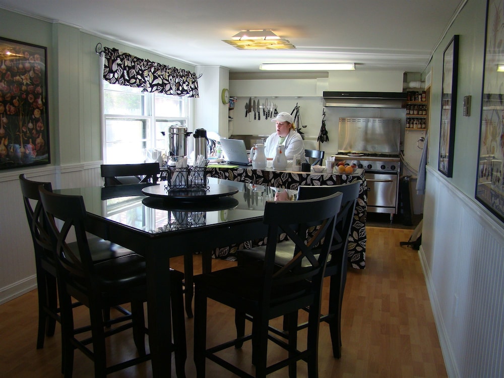 Bay Leaf Cottages & Bistro - photo 42
