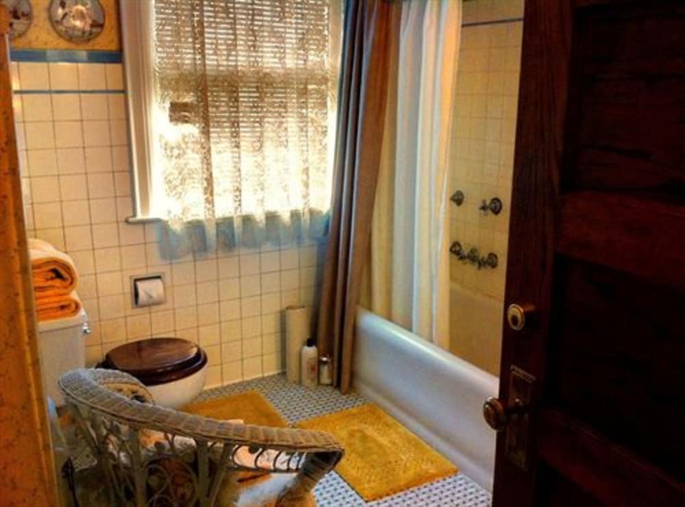Brass Pineapple Inn - photo 35
