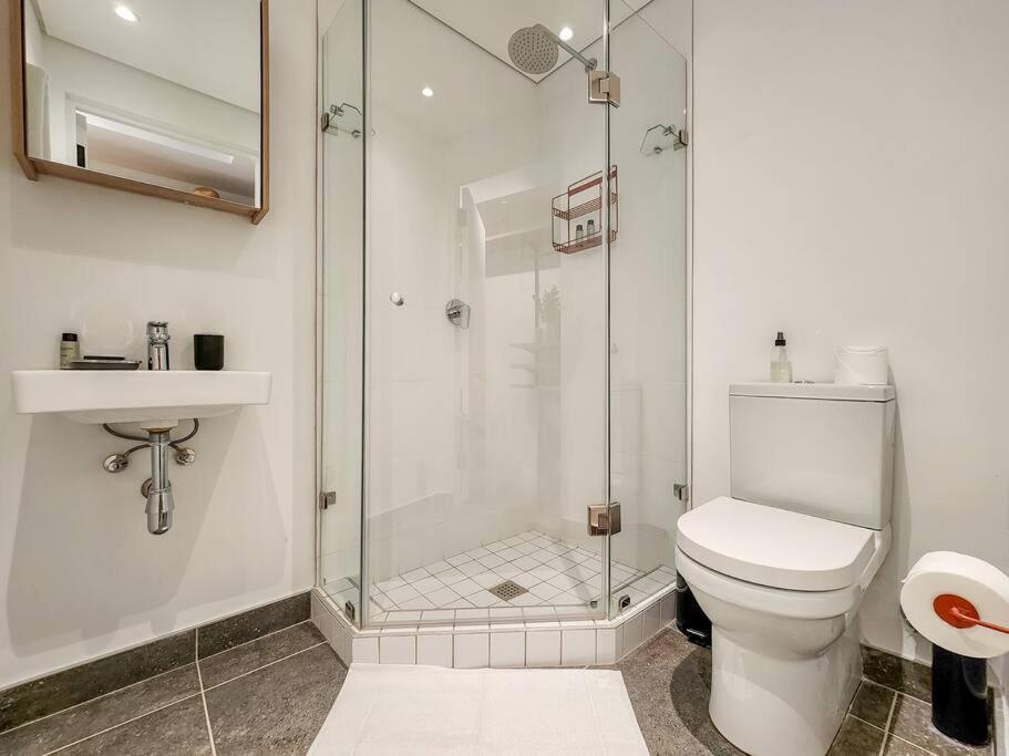 Stylish studio with Pool Access