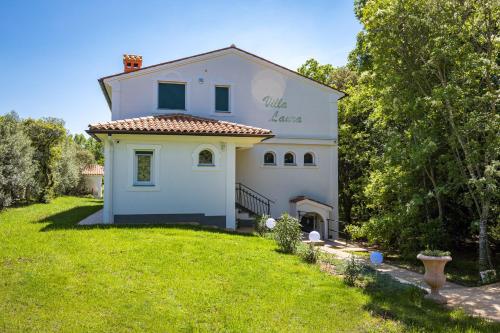 Villa Laura in Medulin for 8 persons only 1.5 km from the beach — 4-Star Luxury Hotel in Medulin, Croatia