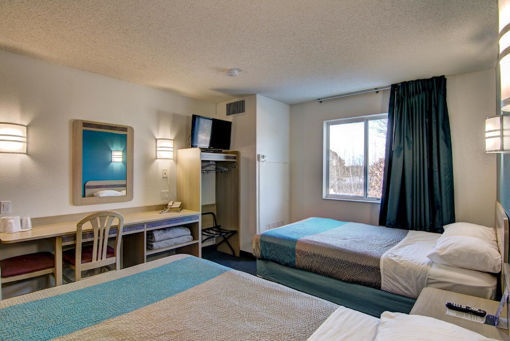 Econo Lodge Menomonie - photo 23