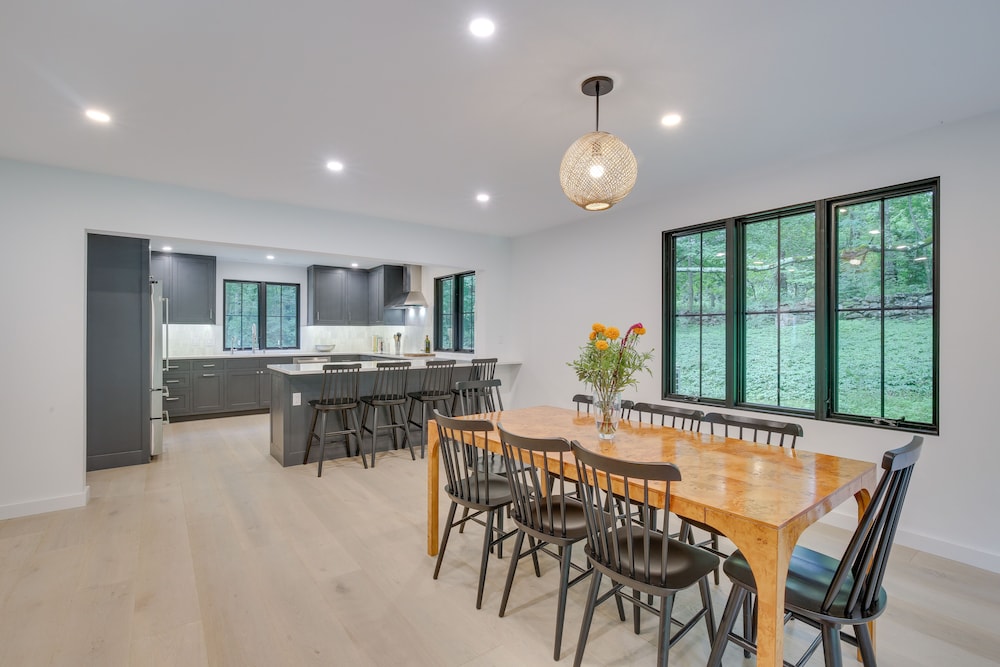 Modern Sharon Farmhouse Spacious Patio Views 19319511 — Sharon
