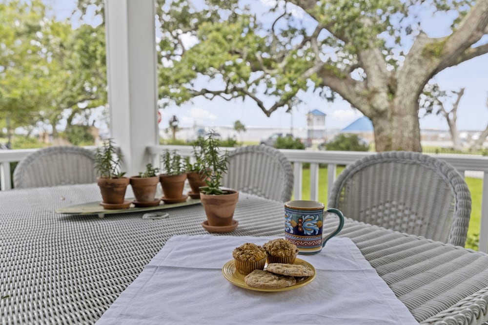 Bay Town Inn - photo 22