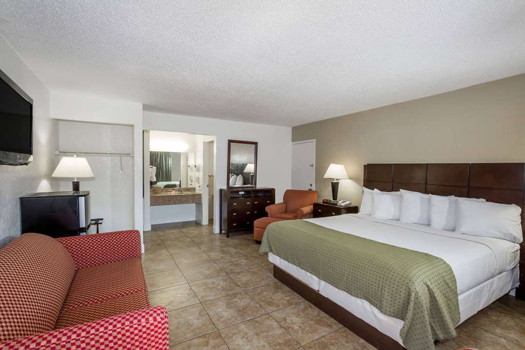 Days Inn by Wyndham St. Petersburg Tampa Bay Area - photo 9