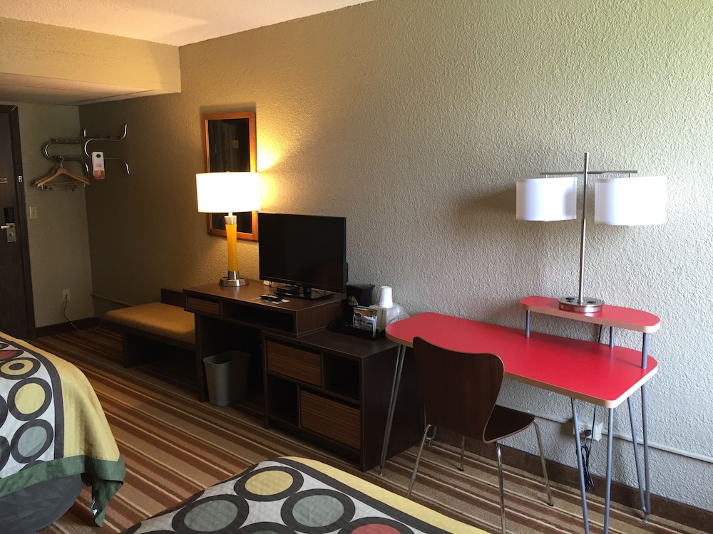 Super 8 by Wyndham Redfield - photo 8