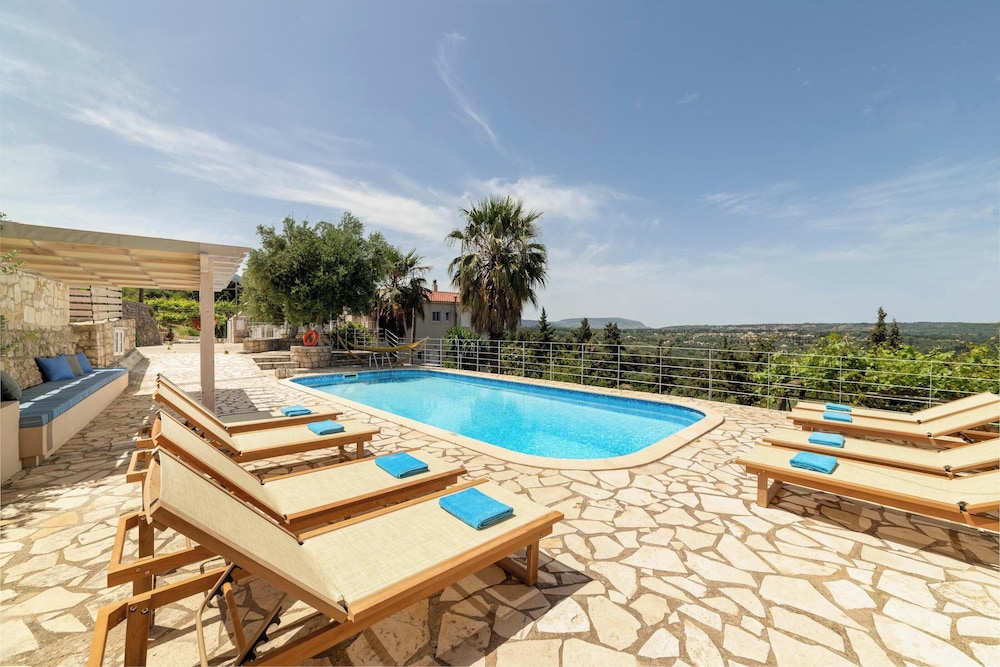 Villa Chrysallis — 4-Star Luxury Hotel in Vryses, Greece