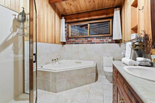 Birch Suite Rocky Creek Art Garden — 5-Star Luxury Hotel in Olinda, Australia