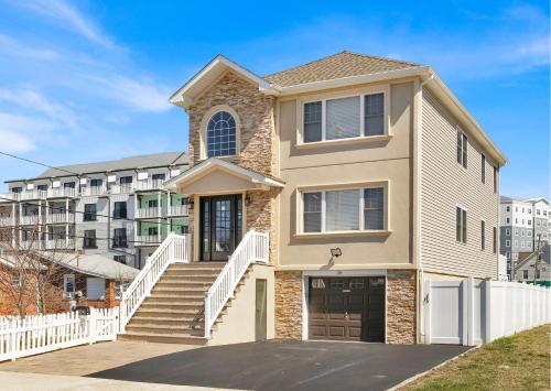 The Seabreeze Haven Luxury 3BR Coastal Retreat Near Beach & Free Parking — hotel in Keansburg