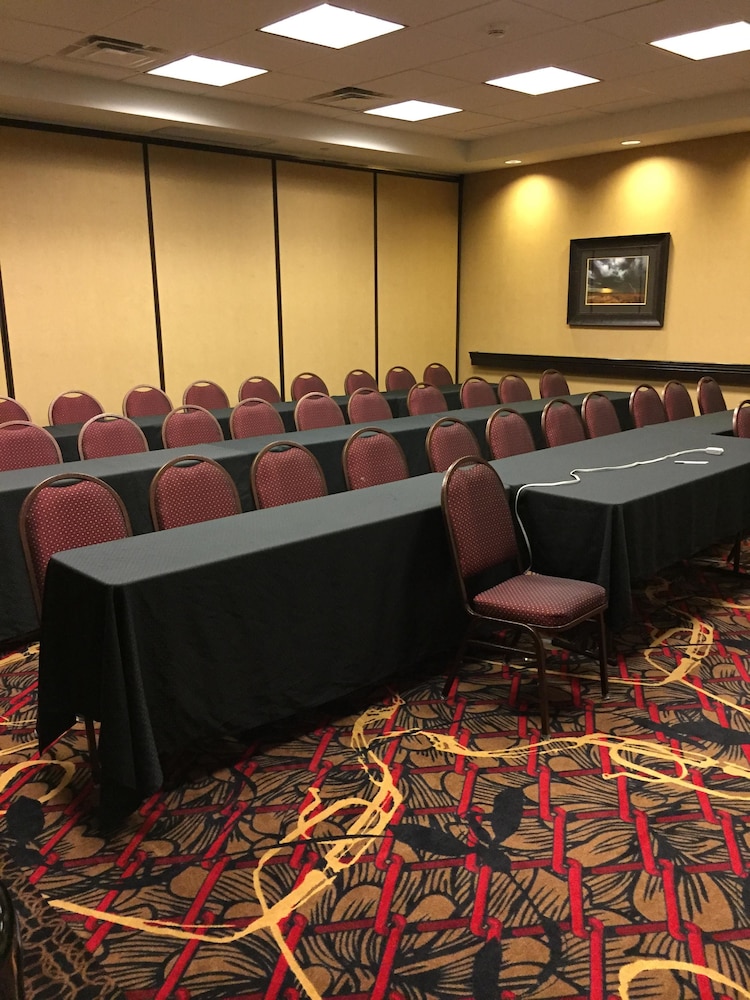 Hampton Inn & Suites Bismarck Northwest - photo 32