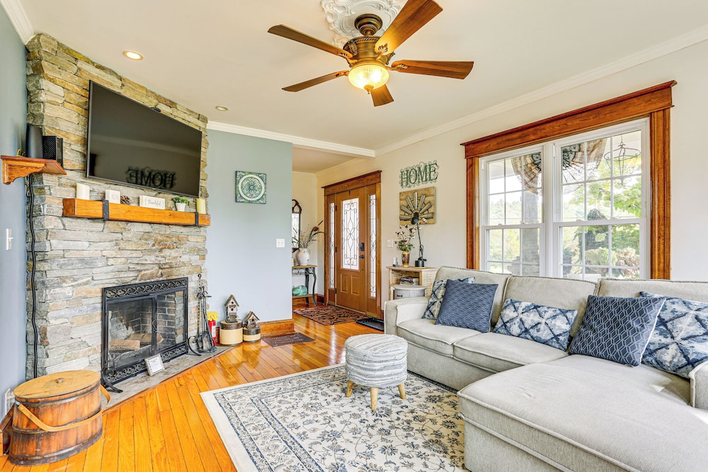 Game Room Yard & Fire Pit: Spacious Catskills Gem - last minute hotel in Unknown City