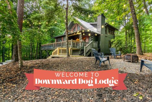 Downward Dog Lodge Mountain Yoga Retreat Hot Tub & Pet Friendly Escape — 4-Star Luxury Hotel in Blue Ridge, United States
