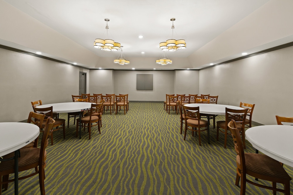 Red Roof Inn & Suites Irving DFW Airport South - photo 36