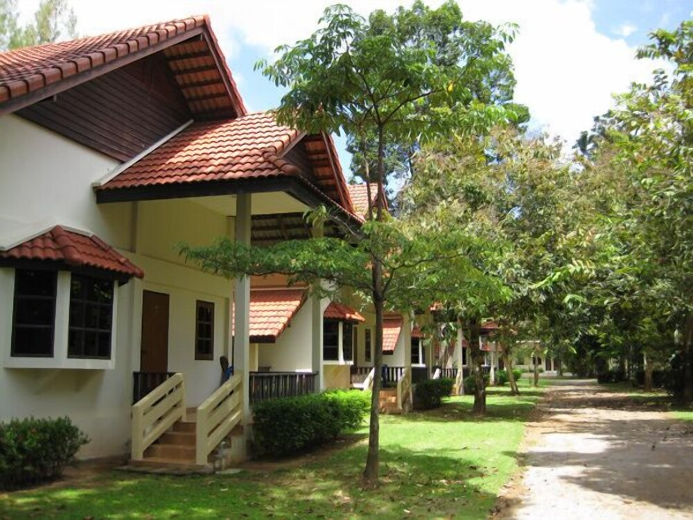Cleanwave Resort Chumphon - carbon neutral hotel in Pathio