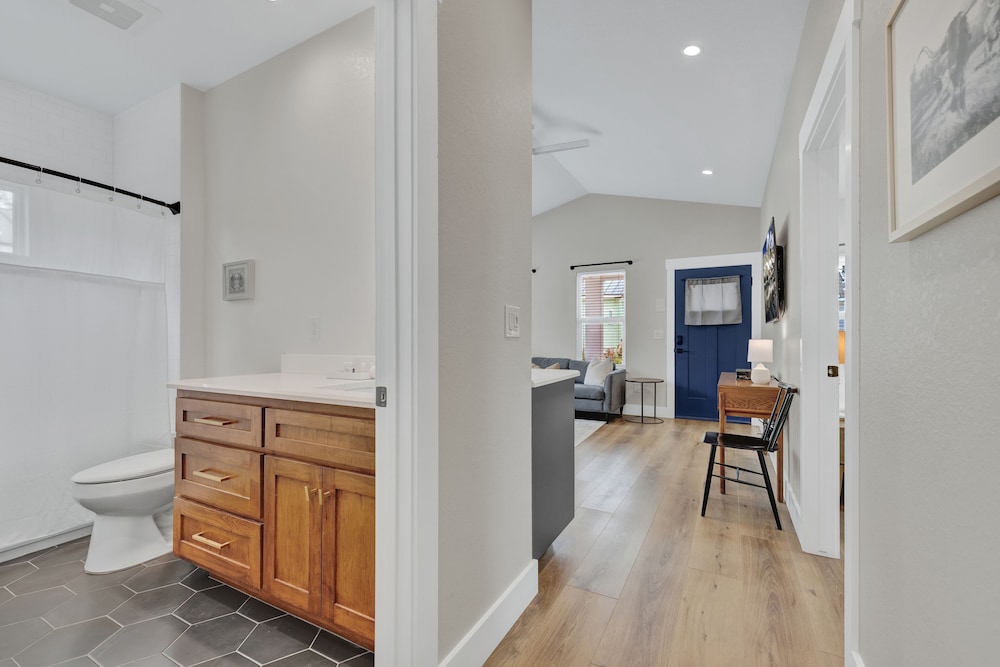 The Grove D With Hot Tub & King Beds Walk to Main - photo 10