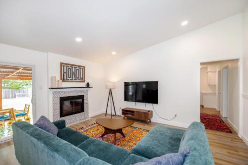 Luxury 4BR Oasis with Pool Hot Tub & Game Room — Cedar Park — photo 3
