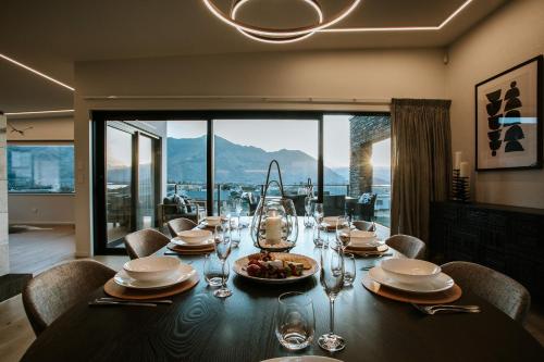 The Heights Sleeps 8 Lake Views Outdoor Fire in Wanaka, New Zealand