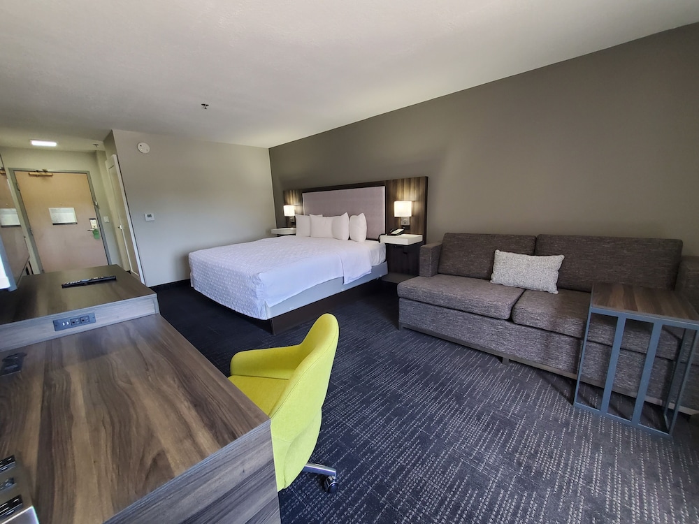 Hampton Inn Olathe - photo 11