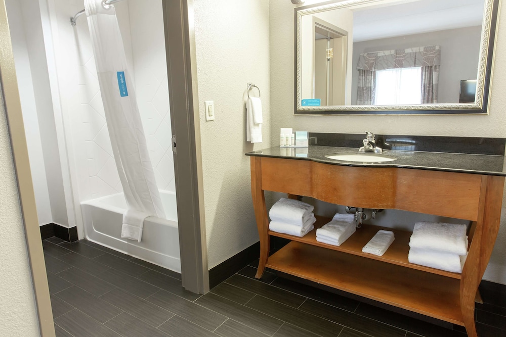 Hampton Inn & Suites Chesapeake Square Mall - photo 24