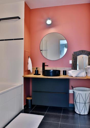 Starry in So 47m2 Parking Gratuit Rue Calme Et Arboree Metro 10 Min Stade de France 24min a Pied in Saint-Ouen, France