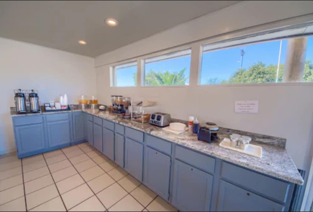 Americas Best Value Inn Uvalde - photo 19