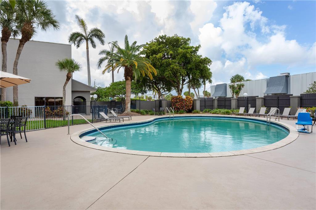 La Quinta Inn & Suites by Wyndham Ft Lauderdale Cypress Cr - photo 9