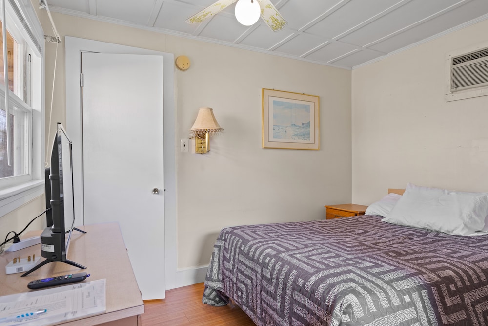 Beach Motel & Suites - photo 16