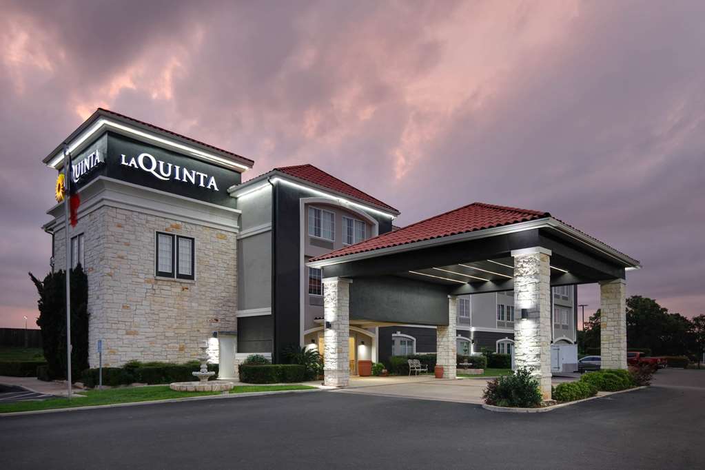 La Quinta Inn & Suites by Wyndham Fredericksburg - photo 4