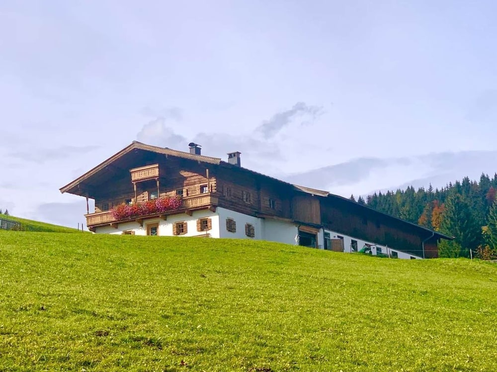 Chalet in Hochfilzen by Ski Piste — 4-Star Luxury Hotel in Hochfilzen, Austria