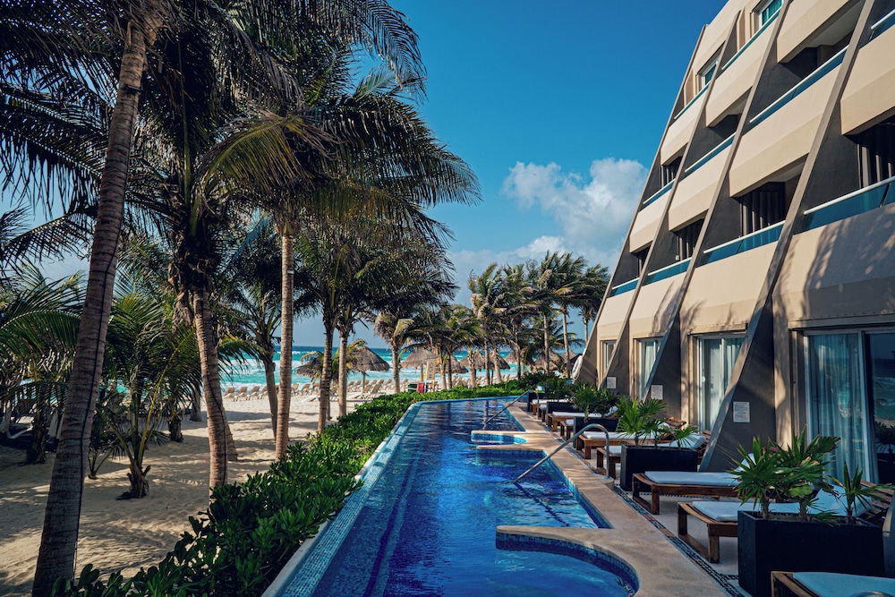 Flamingo Cancun Resort