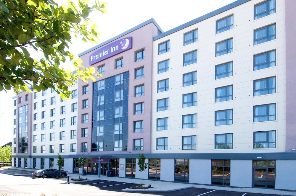 Premier Inn Gatwick Manor Royal - carbon neutral hotel in Crawley