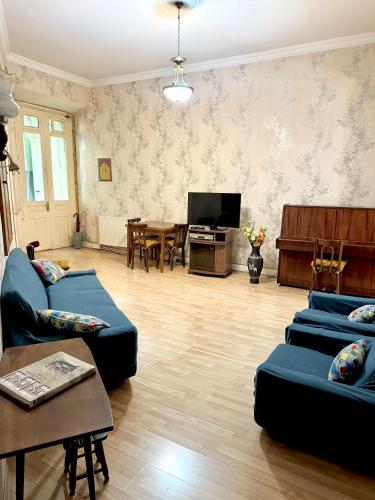 Old Tbilisi Authentic spacious 3BR Apartment with Balcony Walk to Freedom Sq Family friendly