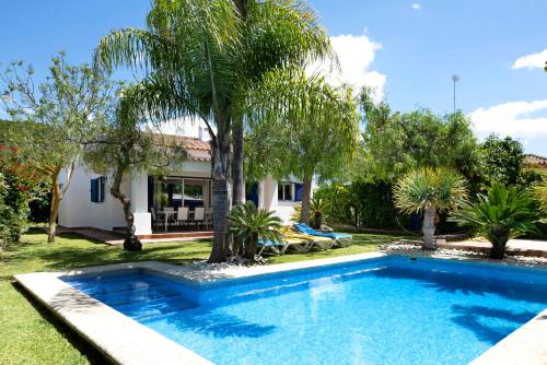 Villa Amura Solo Familias — 4-Star Luxury Hotel in Conil De La Frontera, Spain