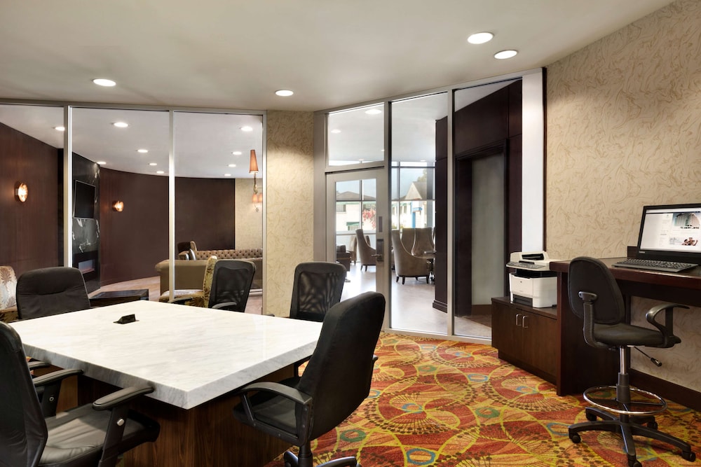 Embassy Suites Los Angeles Glendale - photo 37