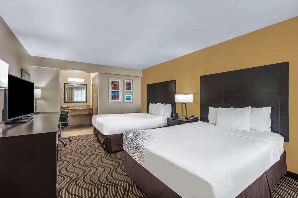 La Quinta Inn & Suites by Wyndham Carlsbad Legoland Area - photo 7