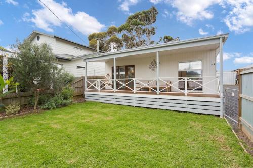 Beautiful Bungalow Pet Friendly & Walk to Beach — 4-Star Luxury Hotel in Cowes, Australia