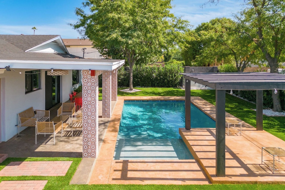 Element by AvantStay Pool Firepit Game Room - photo 9