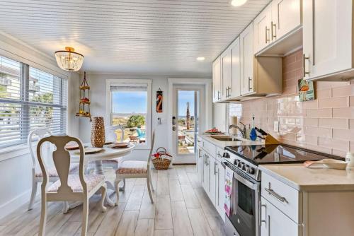 Flamingo Loft Charming Oceanfront Loft Multiple Decks Private Beach Access — 4-Star Luxury Hotel in Fernandina Beach, United States