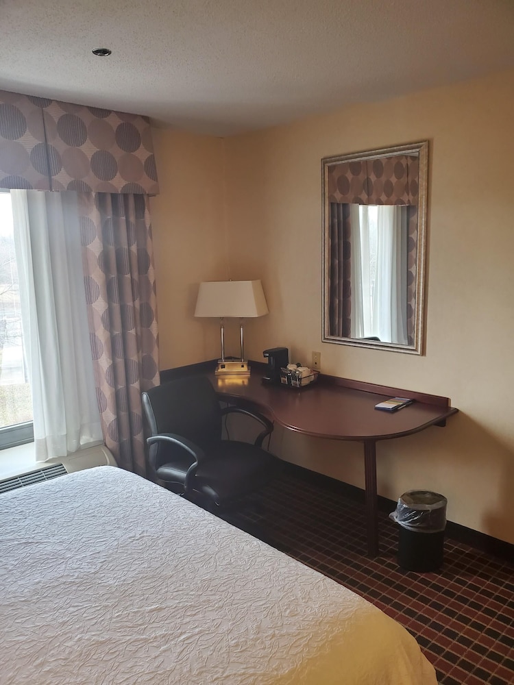 Hampton Inn & Suites Dayton Airport - photo 9