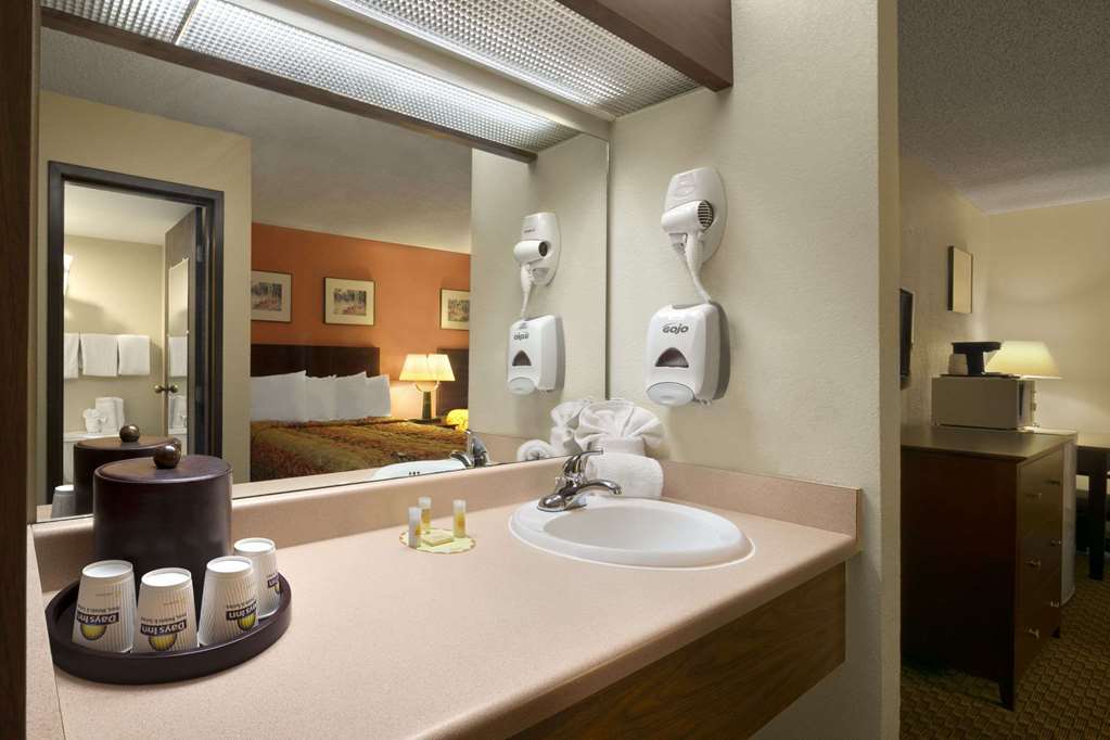 Days Inn & Suites by Wyndham Stevens Point - photo 9