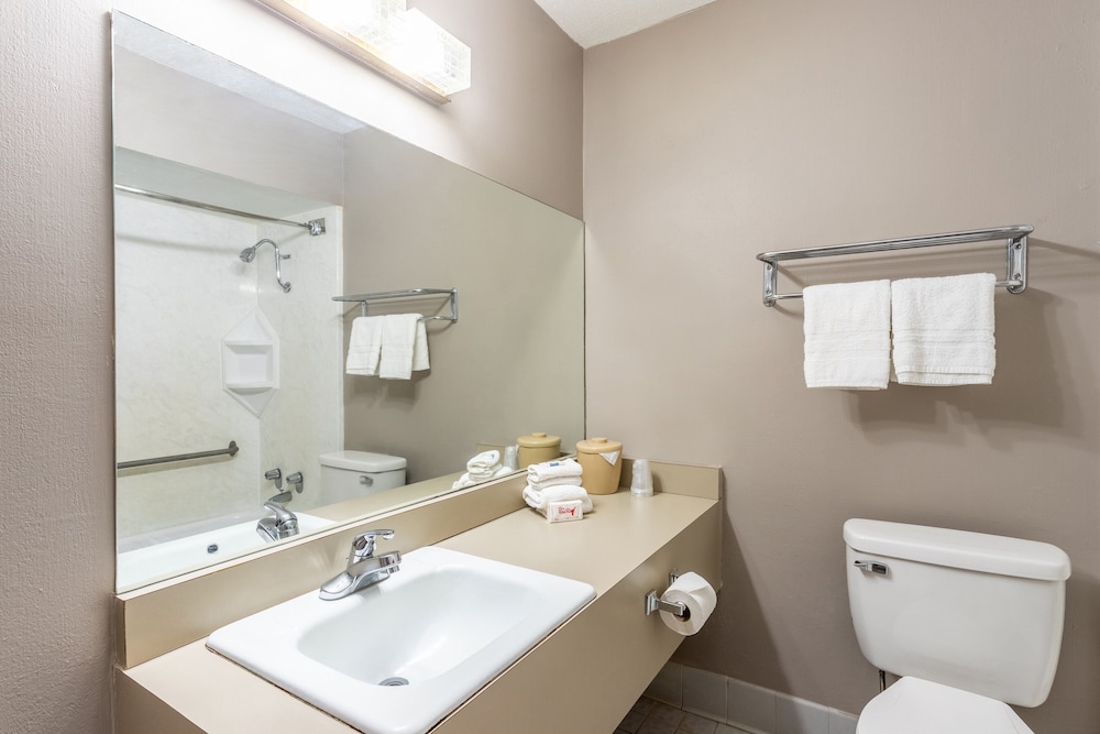 Red Roof Inn Meridian - photo 25