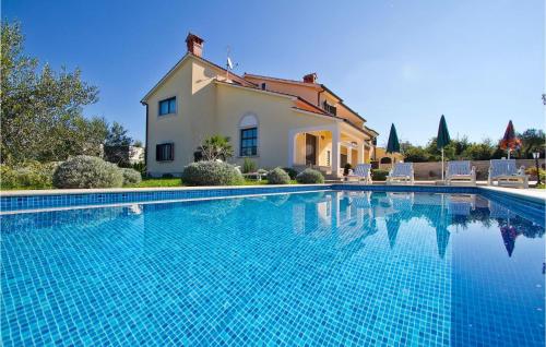 Perla Klaudio in Tinjan, Croatia