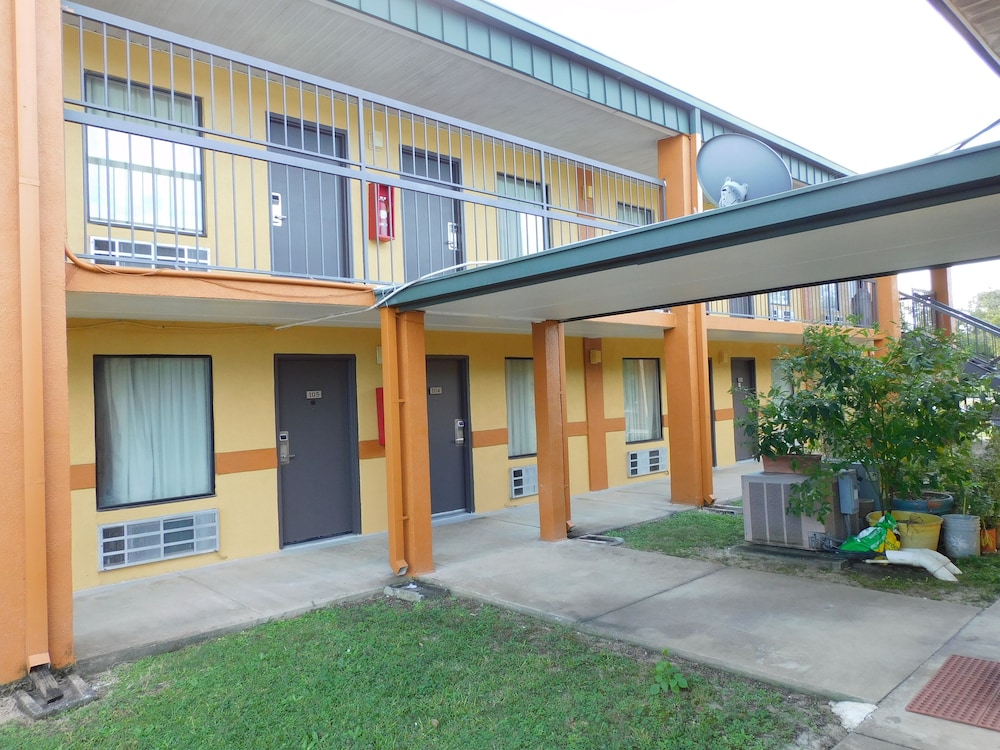 Camilla Inn & Suites - photo 32