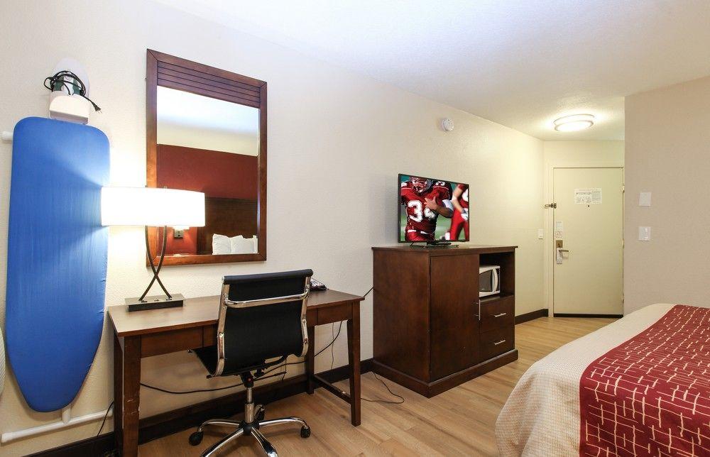 Red Roof Inn Portland - photo 8